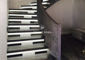 Монолитная лестница на второй этаж с бетонным ограждением ООО ЛИНИЯ ХОДА Проект 002_02 в отделке